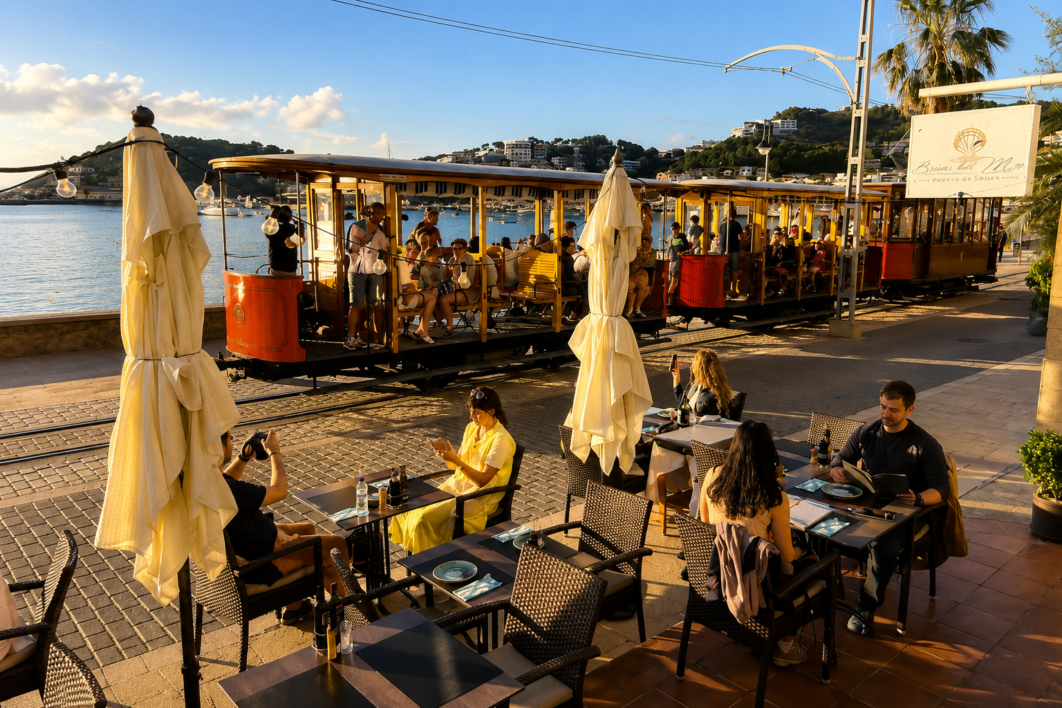 Terraza junto al tranvía histórico del Port de Sóller